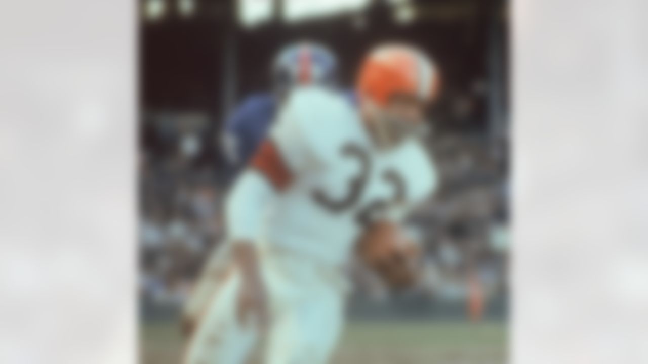 Cleveland Browns running back Jim Brown (32) carries the ball during a football game against the New York Giants in Cleveland on November 14, 1965. (Associated Press)