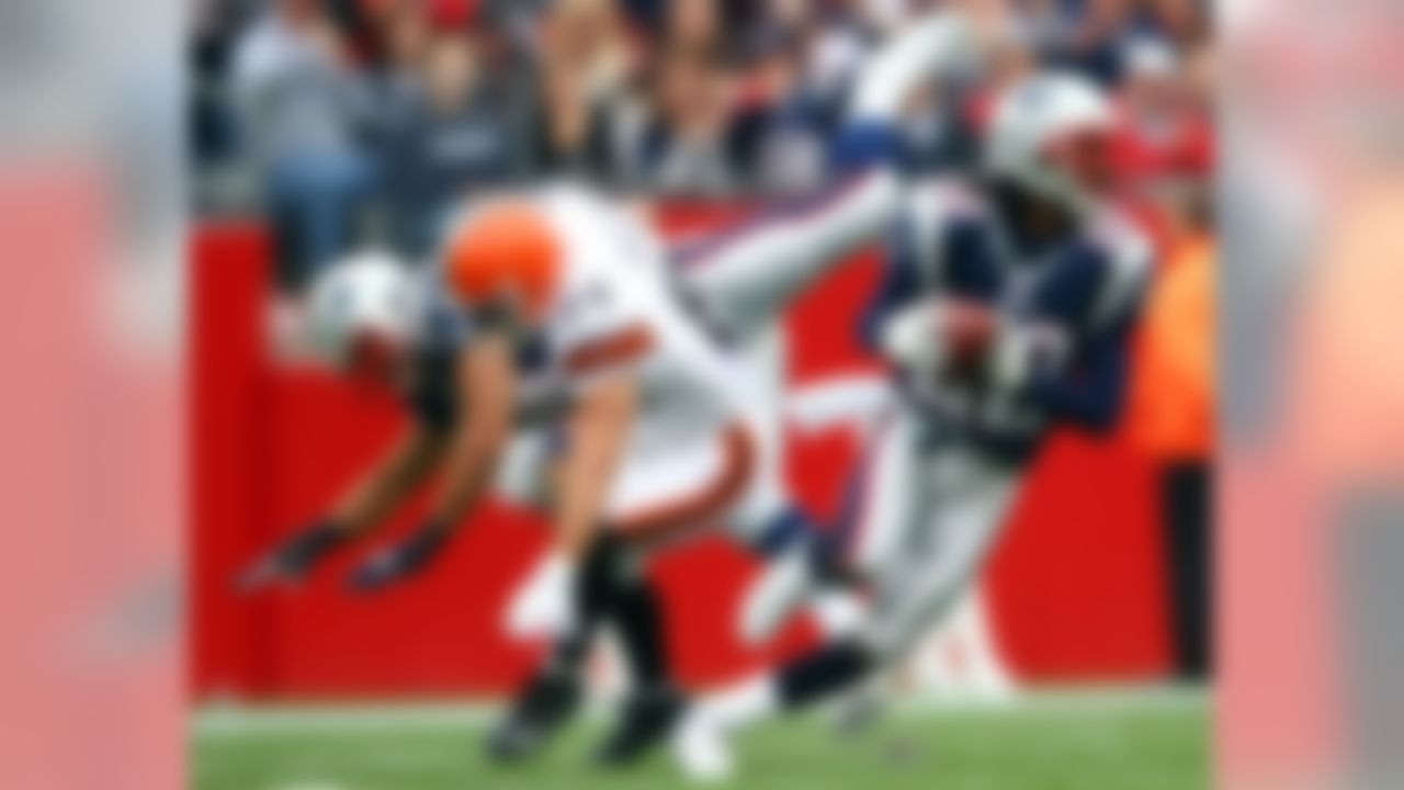 FOXBORO, MA - OCTOBER 07: Asante Samuel #22 of the New England Patriots intercepts a pass intended for Joe Jurevicius #84 of the Cleveland Browns on October 7, 2007 at Gillette Stadium in Foxboro, Massachusetts. (Photo by Elsa/Getty Images)