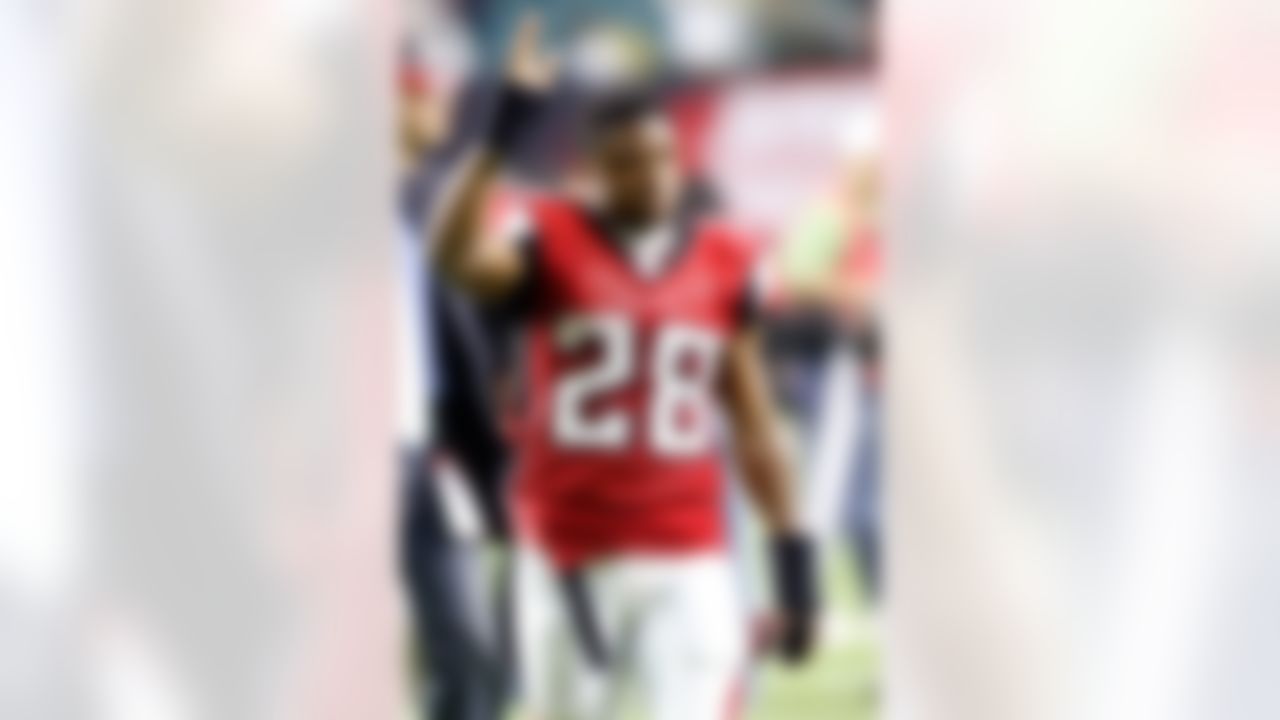 ATLANTA - DECEMBER 30: Warrick Dunn #28 of the Atlanta Falcons waves to the crowd as he leaves the field after defeating the Seattle Seahawks 44-41 on December 30, 2007 at the Georgia Dome in Atlanta, Georgia. (Photo by Chris Graythen/Getty Images)