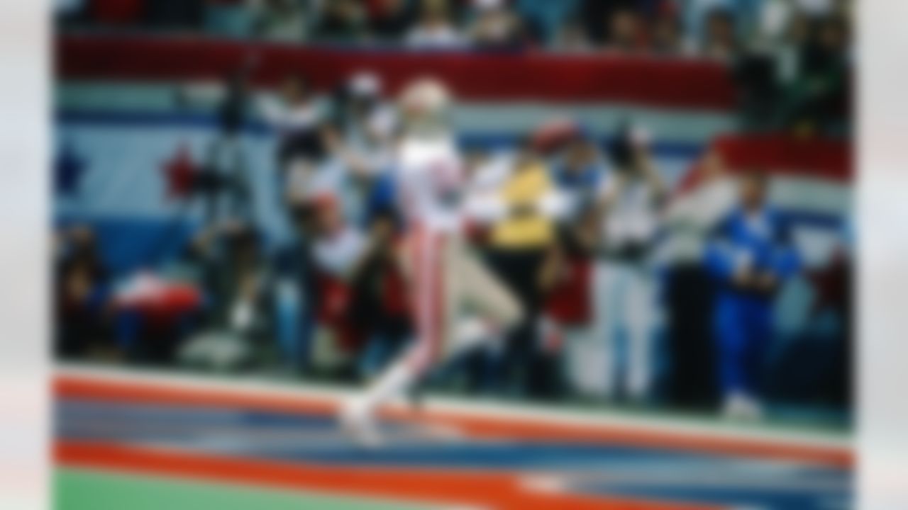 San Francisco 49ers wide receiver John Taylor (82) scores on a 35-yard reception during a Super Bowl XXIV NFL game against the Denver Broncos in New Orleans, on January 28, 1990. The 49ers defeated the Broncos 55-10. (National Football League)