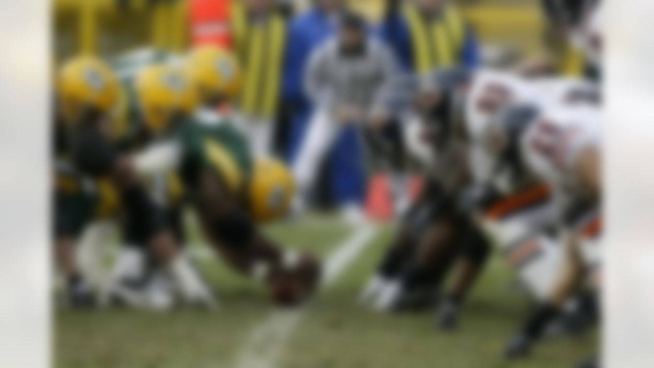 Chicago Bears and Green Bay Packers line up at the line of Scrimmage during a Week 13 NFL football game between the Chicago Bears against the Green Bay Packers at Lambeau Field in Green Bay, Wisconsin on December 7, 2003. The Packers defeated the Bears 34-21. (AP Photo/Scott Boehm)