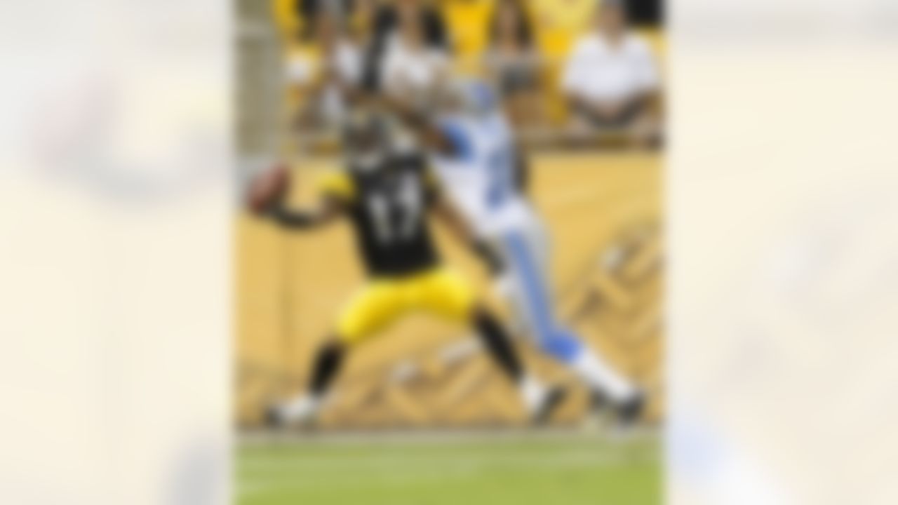Pittsburgh Steelers wide receiver Mike Wallace (17) tries to make a catch against Detroit Lions corner back Chris Houston (23) during the second quarter of an NFL preseason football game in Pittsburgh, Saturday, Aug. 14, 2010. Pittsburgh won 23-7. (AP Photo/Don Wright)