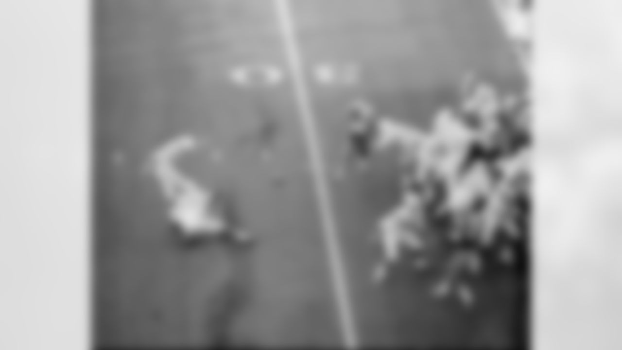 Jim O'Brien (80) kicks the game winning goal for the Baltimore Colts over the Dallas Cowboys in Super Bowl V action for the NFL championship in Miami, Fla., Jan. 17, 1971. Earl Morrall (15) held the ball. (Associated Press)