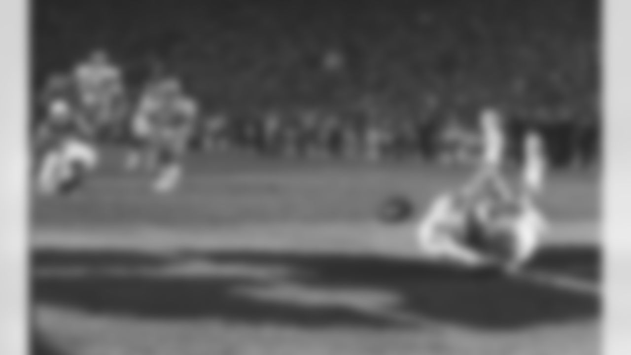 A wide open Dallas Cowboys Jackie Smith misses a tying pass in the end zone against the Pittsburgh Steelers in the third quarter of Super Bowl XIII game in Miami, Fl., on Jan. 22, 1979. (AP Photo/Phil Sandlin)