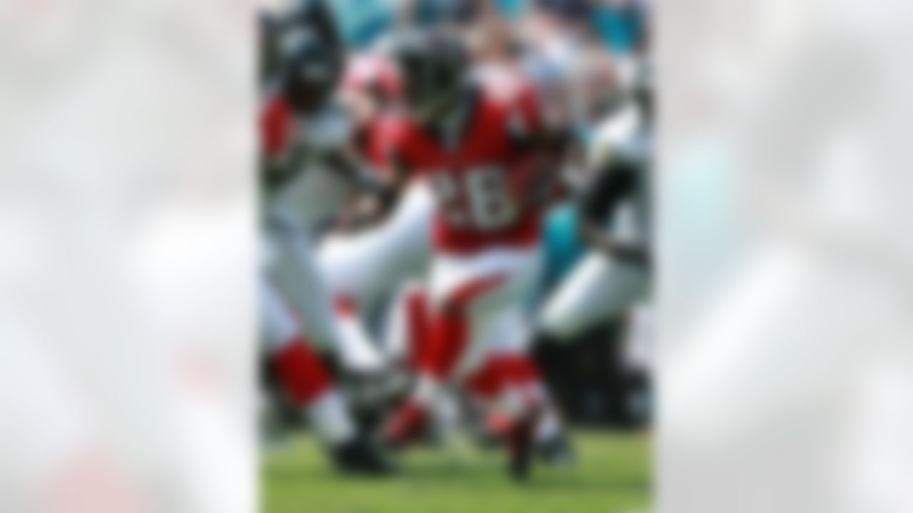JACKSONVILLE, FL - SEPTEMBER 16: Running back Warrick Dunn #28 of the Atlanta Falcons looks for room to run against the Jacksonville Jaguars at Alltel Stadium September 16, 2007 in Jacksonville, Florida. The Jaguars defeated the Falcons 13-7. (Photo by Doug Benc/Getty Images)
