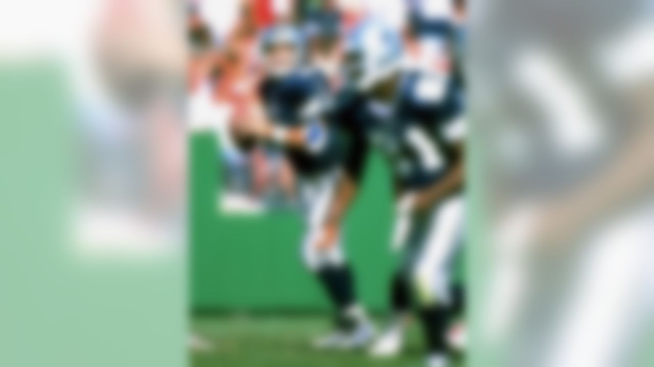 Cowboys Quarterback Troy Aikman looks for an open man in a 41-35 Dallas win over the Washington Redskins on 09-12-1999. (Allen Kee/NFL)