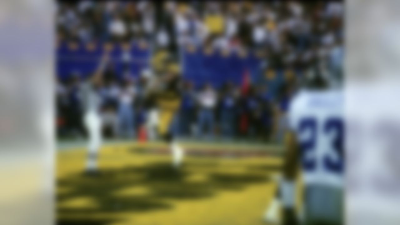 Pittsburgh Steelers wide receiver Yancy Thigpen (82) celebrates a six-yard touchdown reception during Super Bowl XXX at Sun Devil Stadium in Tempe, AZ on January 28, 1996. (National Football League)