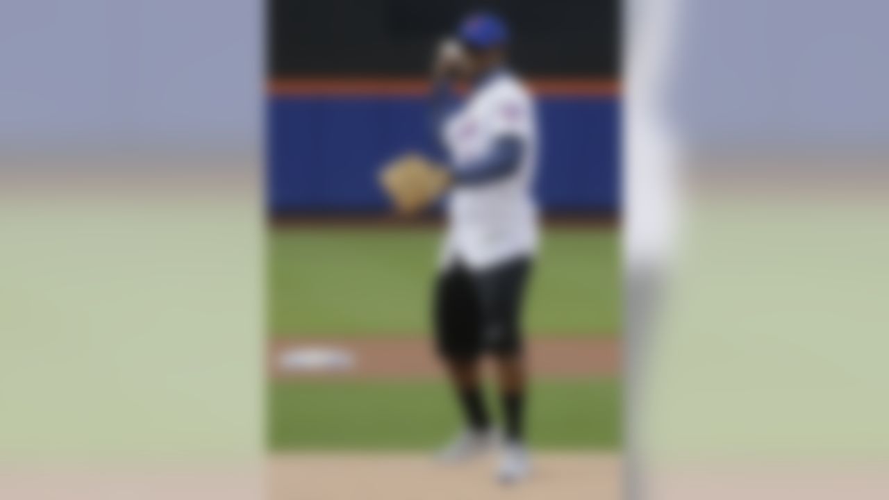 New York Giants' Eli Apple throws out the ceremonial first pitch before a baseball game between the New York Mets and the Pittsburgh Pirates, Thursday, June 16, 2016, in New York. (AP Photo/Frank Franklin II)