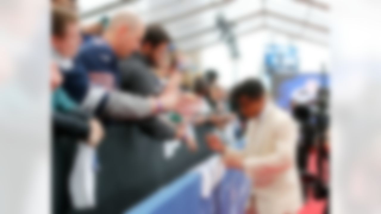 Florida cornerback Vernon Hargreaves signs autographs on the red carpet during the 2016 NFL Draft at the Auditorium Theatre on Thursday, April 28, 2016 in Chicago. (Ben Liebenberg/NFL)
