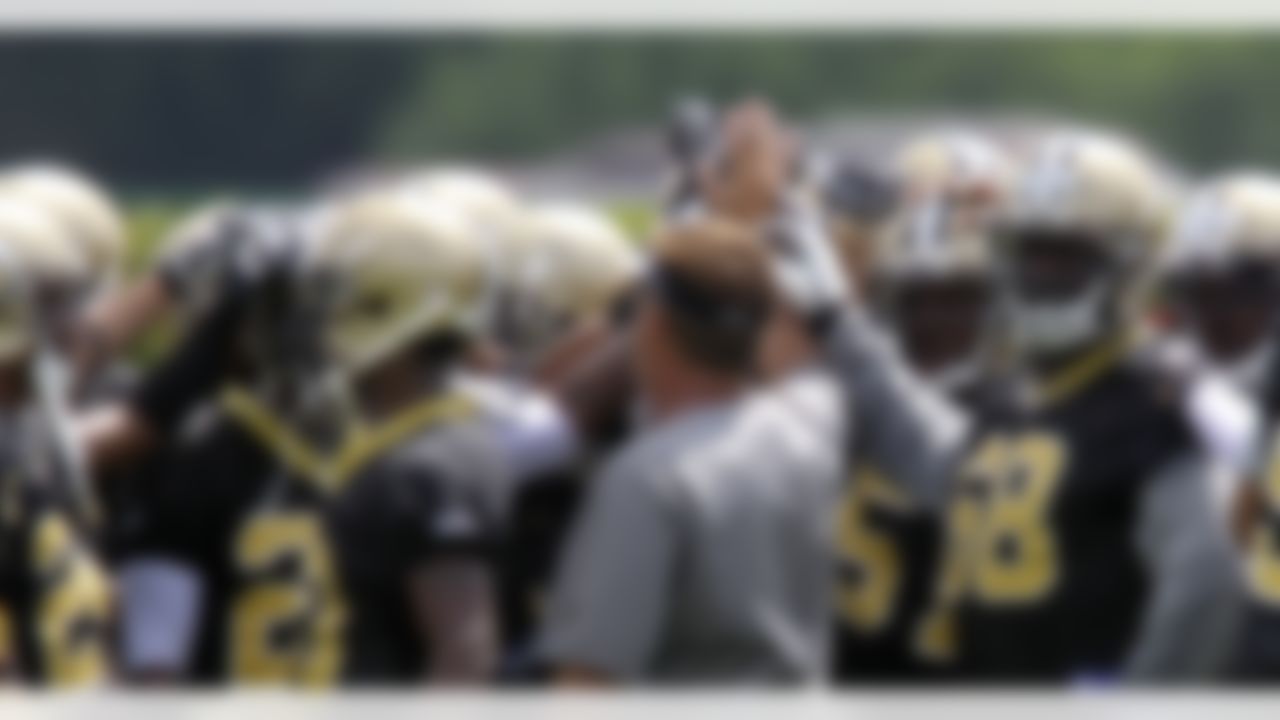 New Orleans Saints defensive coordinator Gregg Williams, center, brings the defense together during minicamp at the club's NFL football training facility in Metairie, Sunday, June 6, 2010. (AP Photo/Bill Haber)