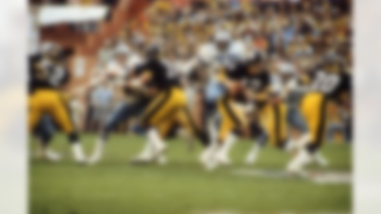 Dallas Cowboys defensive end Ed "Too Tall" Jones (72) zeroes in on Pittsburgh Steelers Hall of Fame quarterback Terry Bradshaw (12) during an NFL Super Bowl XIII game in Miami on January 21, 1979. The Steelers defeated the Cowboys 35-31. (AP Photo/Vernon Biever)