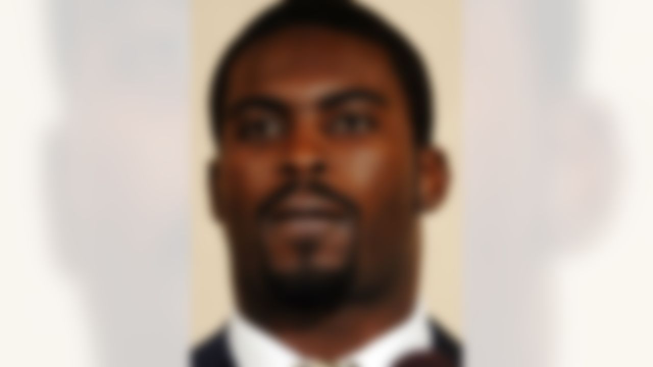 RICHMOND, VA - AUGUST 27: Atlanta Falcons quarterback Michael Vick makes a statement to reporters at the Omni Richmond Hotel after agreeing to a guilty plea on charges stemming from his involvement in a dogfighting ring August 27, 2007, in Richmond, Virginia. (Photo by Jonathan Ernst/Getty Images)