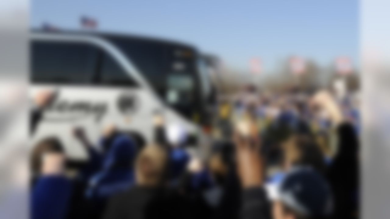 Fans cheer as the New York Giants arrive back at the Giants NFL football training facility Monday, Feb. 6, 2012, in East Rutherford, N.J. A day earlier, the Giants defeated the New England Patriots in Super Bowl XLVI. (AP Photo/Bill Kostroun)