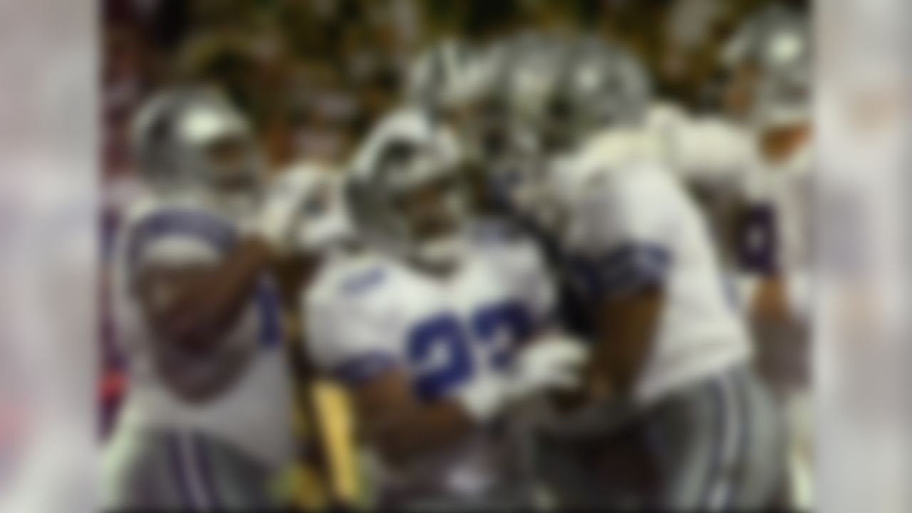 Dallas Cowboys teammates celebrate Emmitt Smith�s (22) second touchdown against the Pittsburgh Steelers during Super Bowl XXX at Sun Devil Stadium in Tempe, AZ on January 28, 1996. (AP Photo/Susan Ragan)