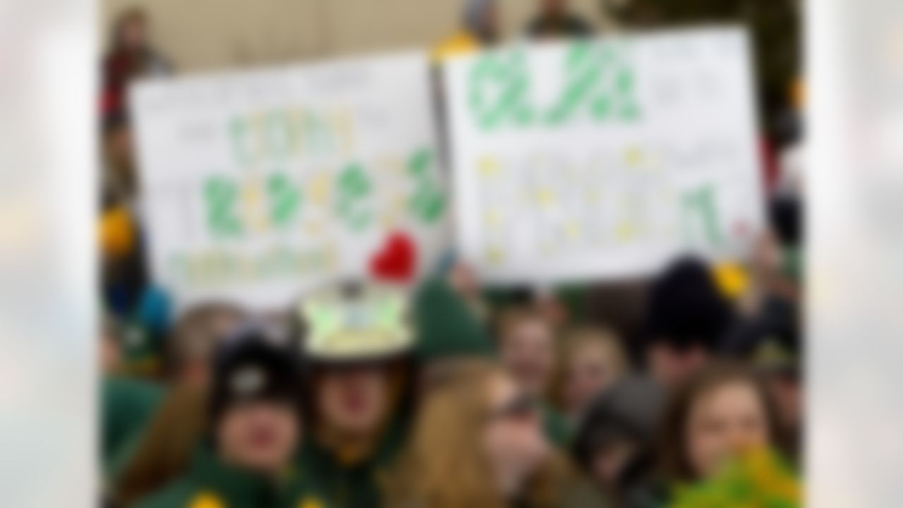 Green Bay Packers fans show support as the NFL football team returns Monday, Feb. 7, 2011, to Lambeau Field in Green Bay, Wis., the day after the Packers defeatede the Pittsburgh Steelers 31-25 in Super Bowl XLV. (AP Photo/Mike Roemer)