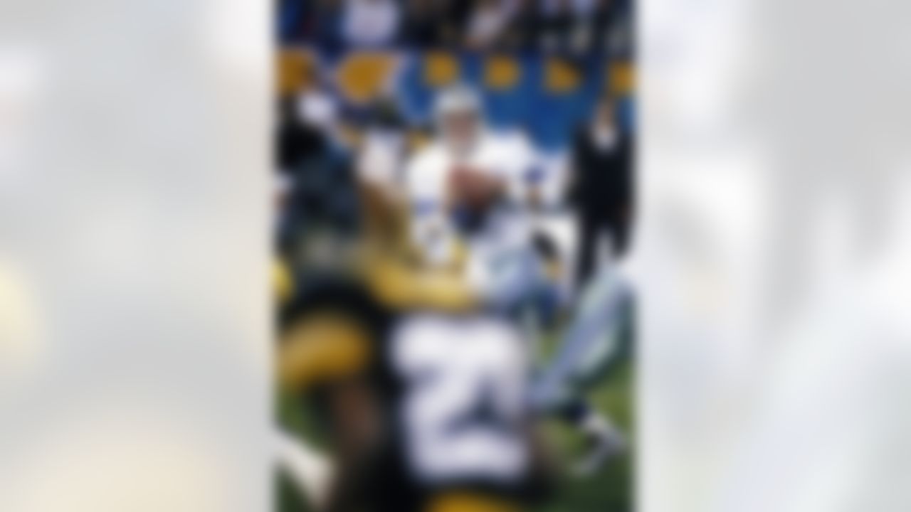 Dallas Cowboys Troy Aikman plays in Super Bowl XXX against the Pittsburgh Steelers at Sun Devil Stadium on January 28, 1996 in Tempe, AZ. The Cowboys defeated the Steelers 27-17.
(AP Photo/Tom DiPace)