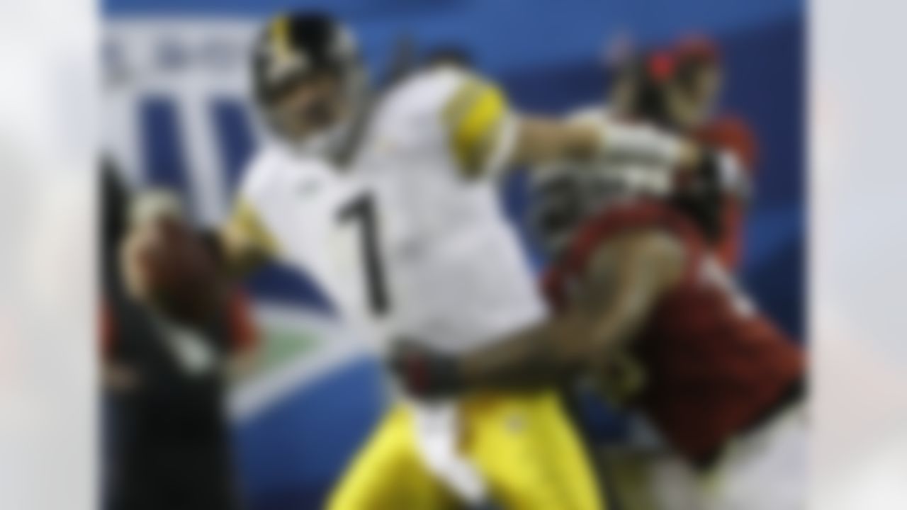 Pittsburgh Steelers quarterback Ben Roethlisberger (7) gets pressured by Arizona Cardinals defensive tackle Darnell Dockett (90) during the fourth quarter of the NFL Super Bowl XLIII football game, Sunday, Feb. 1, 2009, in Tampa, Fla. (AP Photo/Matt Slocum)
