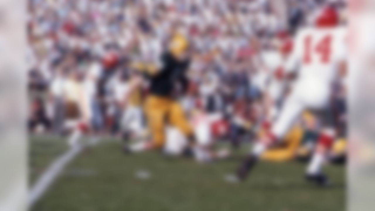 Green Bay Packers running back Donny Anderson (44) runs upfield during an NFL Super Bowl I game against the Kansas City Chiefs in Los Angeles on January 15, 1967. The Packers defeated the Chiefs 35-10. (National Football League)