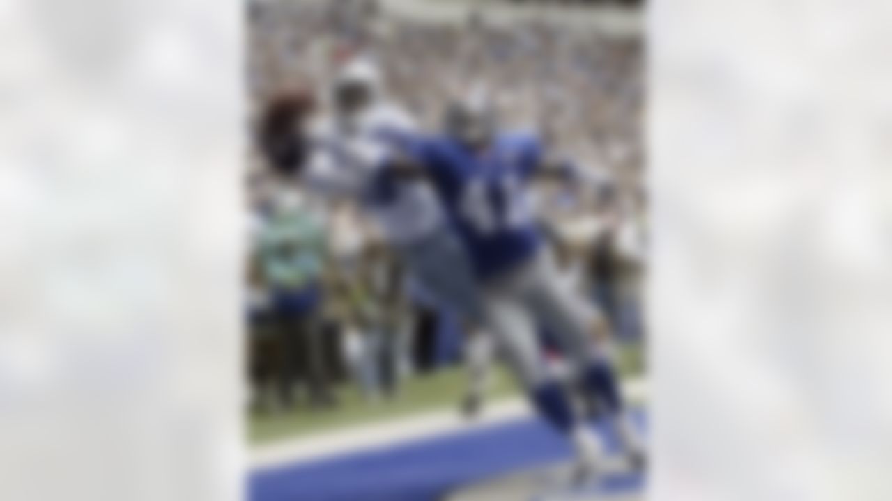 New York Giants corner back Frnk Walker (41) knocks the pass away from Dallas Cowboys wide receiver Keyshawn Johnson (19) in the end zone in 1st quarter at Irving, Texas, Sunday, Oct. 10, 2004. The Giants won, 26-10.