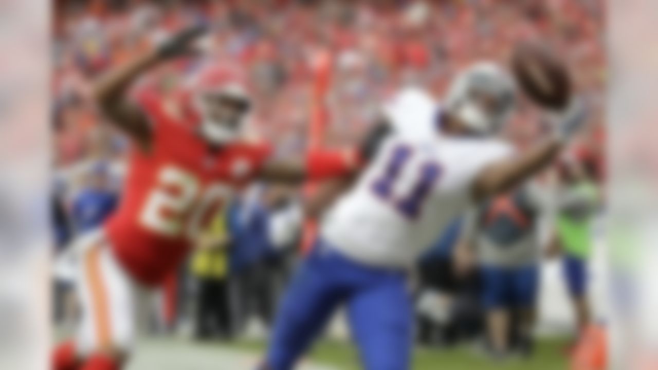 Bills wide receiver Zay Jones (11) cannot haul in a pass against Chiefs defensive back Steven Nelson (20) in the first half of Buffalo's win over K.C.