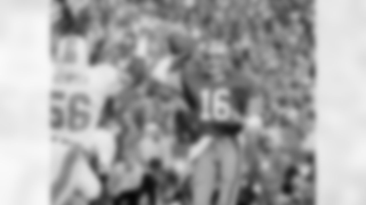 San Francisco 49ers quarterback Joe Montana (16) prepares to pass the ball during first quarter of Super Bowl XIX at Stanford Stadium in Stanford, CA on January 20, 1985. (Associated Press)