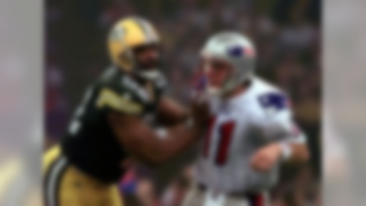 Green Bay Packers' Reggie White, left, puts pressure on New England Patriots quarterback Drew Bledsoe during Super Bowl XXXI in New Orleans Sunday Jan. 26, 1997. The Packers beat the Patriots 35-21. (AP Photo/Doug Mills)