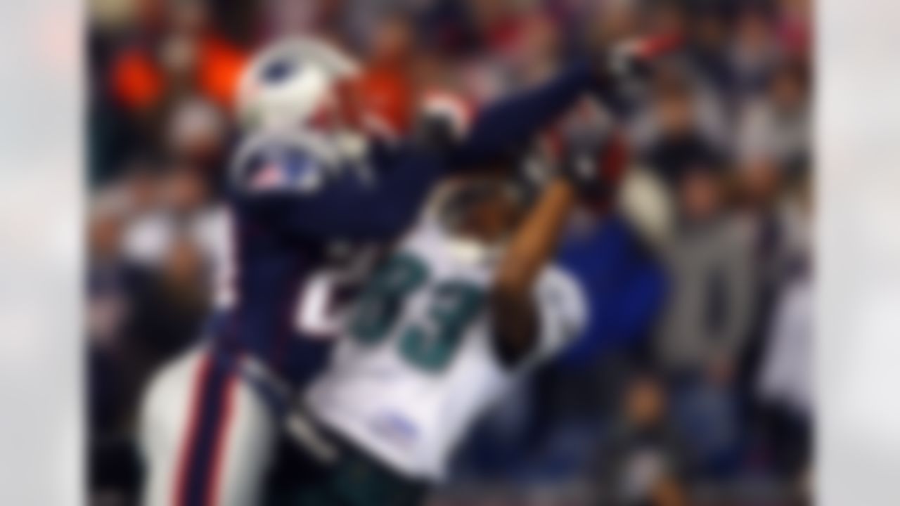 FOXBORO, MA - NOVEMBER 25: Greg Lewis #83 of the Philadelphia Eagles catches a touchdown against Eddie Jackson #29 of the New England Patriots at Gillette Stadium on November 25, 2007 in Foxboro, Massachusetts. (Photo by Elsa/Getty Images)