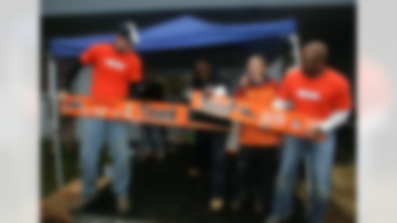 The Home Depot Neighborhood MVP Program honors Bobby Engram of the Seattle Seahawks. (Photo by Ernie Masche/CIA Stock Photography Inc.)