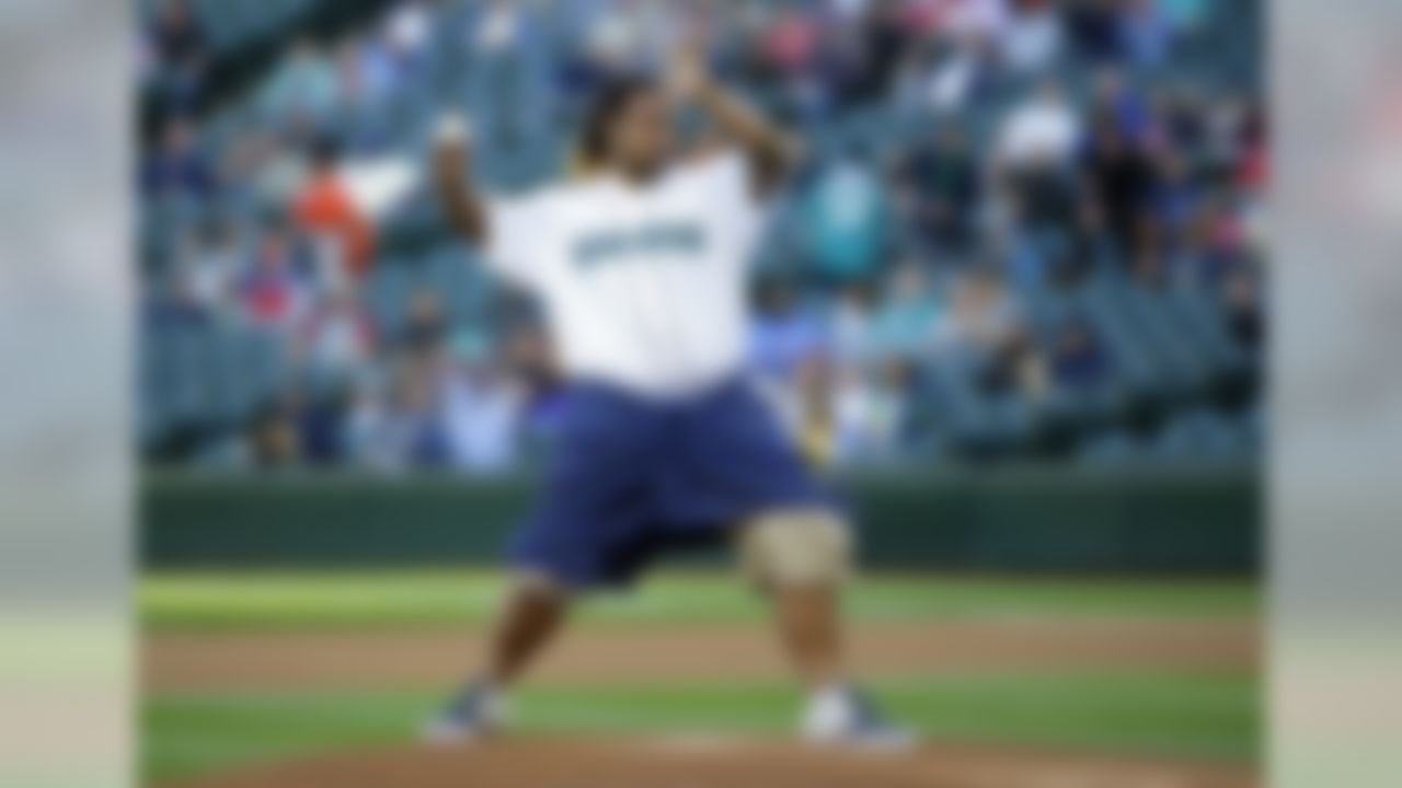 Cleveland Browns first-round draft pick Danny Shelton, a former defensive tackle from the University of Washington, throws out the ceremonial first pitch at a baseball game between the Seattle Mariners and the Boston Red Sox, Thursday, May 14, 2015, in Seattle. (AP Photo/Ted S. Warren)
