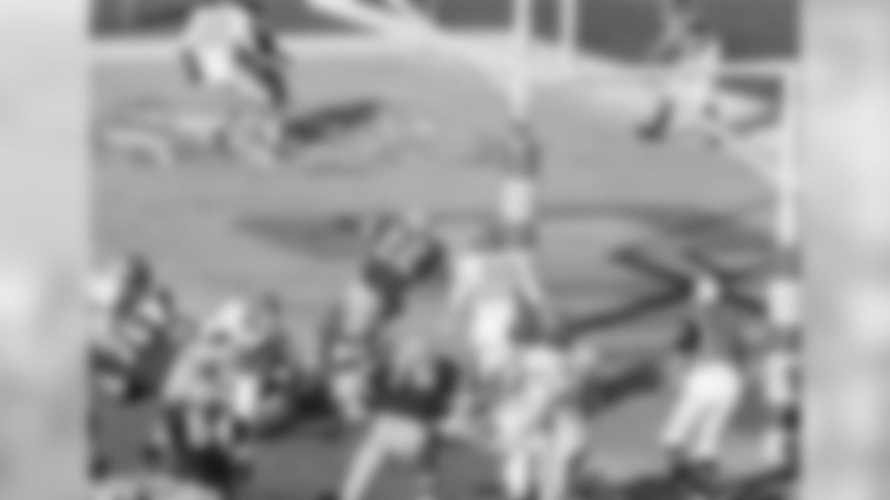 Green Bay Packers player Elijah Pitts (22) runs into the end zone against Kansas City Chiefs player Bobby Hunt (20), during the first Super Bowl in Los Angeles, Jan. 16, 1967. (Associated Press)