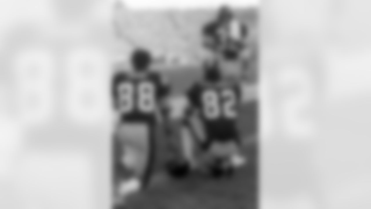 Pittsburgh Steelers Lynn Swann (88), John Stallworth (82) and Franco Harris (32) watch field action while Steelers defensive unit takes on the Los Angeles Rams during Super Bowl XIV at the Rose Bowl in Pasadena, Calif., on Jan. 20, 1980. The Steelers defeated the Rams 31-19. (Associated Press)