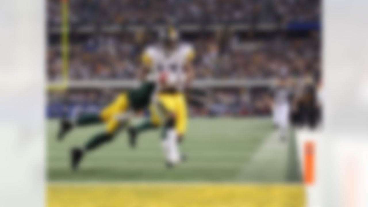 Pittsburgh Steelers wide receiver Mike Wallace scores on a 25-yard catch during Super Bowl XLV against the Green Bay packers on Sunday, Feb. 6, 2011, in Arlington, Texas. The Packers won the game, 31-26. (AP Photo/Greg Trott)