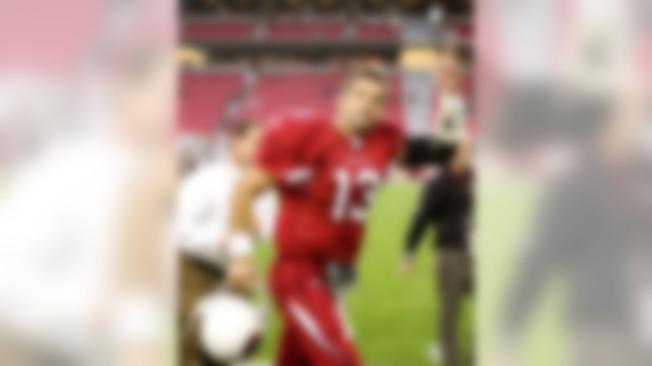 GLENDALE, AZ - DECEMBER 30: Quarterback Kurt Warner #13 of the Arizona Cardinals waves to the fans after a 48-19 win over the St. Louis Rams at University of Phoenix Stadium on December 30, 2007 in Glendale, Arizona. (Photo by Kevin Terrell/Getty Images)