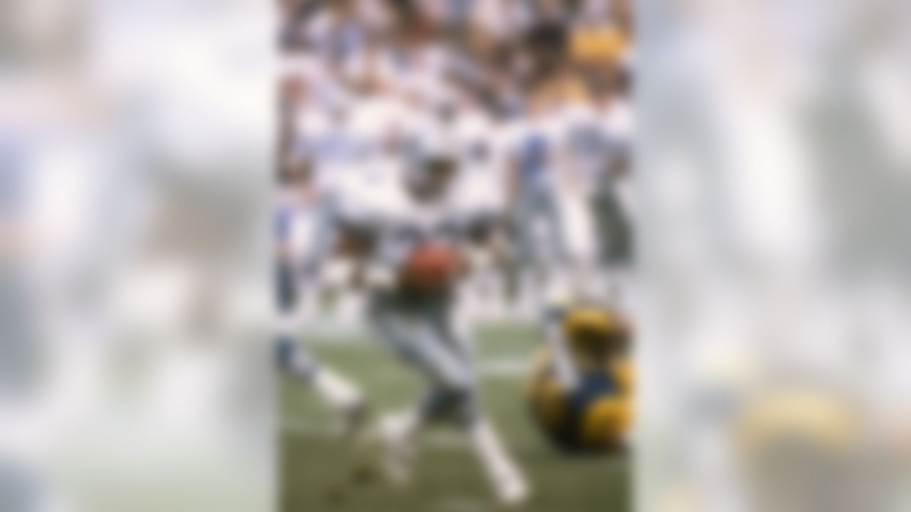 Running back Tony Dorsett of the Dallas Cowboys runs upfield against the Los Angeles Rams. (National Football League)