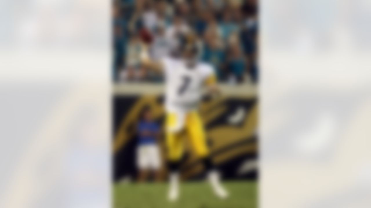 JACKSONVILLE, FL - SEPTEMBER 18: Quarterback Ben Roethlisberger #7 of the Pittsburgh Steelers passes the ball against the Jacksonville Jaguars during the game at Alltel Stadium on September 18, 2006 in Jacksonville, Florida. The Jaguars won 9-0. Photo by Getty Images.