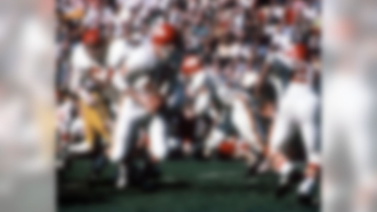 Kansas City Chiefs Hall of Fame quarterback Len Dawson (16) turns to handoff against the Green Bay Packers during Super Bowl I, Jan. 15, 1967. The Packers defeated the Chiefs 35-10 at the Los Angeles Coliseum. (AP Photo/Vernon Biever)