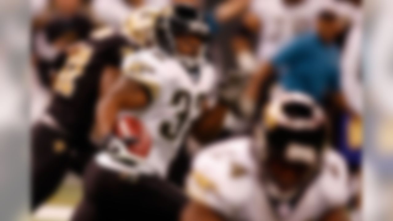NEW ORLEANS - NOVEMBER 04: Maurice Jones-Drew #32 of the Jacksonville Jaguars runs for a 100 yard touchdown against the New Orleans Saints on November 4, 2007 at the Louisiana Superdome in New Orleans, Louisiana. (Photo by Chris Graythen/Getty Images)