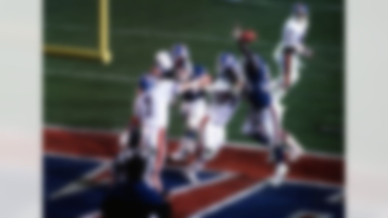 Denver Broncos Hall of Fame quarterback John Elway (7) throws a pass as Leonard Marshall (70) rushes and tries to deflect it during Super Bowl XXI Jan. 25, 1987, at the Rose Bowl in Pasadena. The NY Giants defeated the Denver Broncos 39�20. (AP Photo/Tony Tomsic)