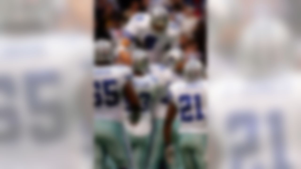 DALLAS - NOVEMBER 22: Quarterback Tony Romo #9 of the Dallas Cowboys celebrates a touchdown with teammates Kyle Kosier #63 and Flozell Adams #76 against the New York Jets in the second quarter at Texas Stadium November 22, 2007 in Irving, Texas. (Photo by Ronald Martinez/Getty Images)