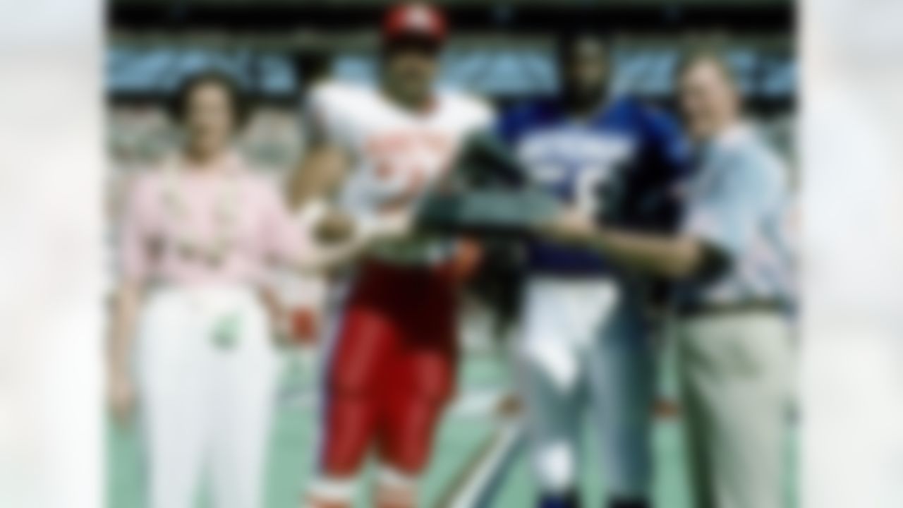 Cincinnati Bengals tackle Anthony Munoz (78) and Minnesota Vikings defensive end Chris Doleman (58) accept the Linemen of the Year award at the NFL Pro Bowl, a 34-3 NFC victory on January 29, 1989, at Aloha Stadium in Honolulu, Hawaii. (National Football League)
