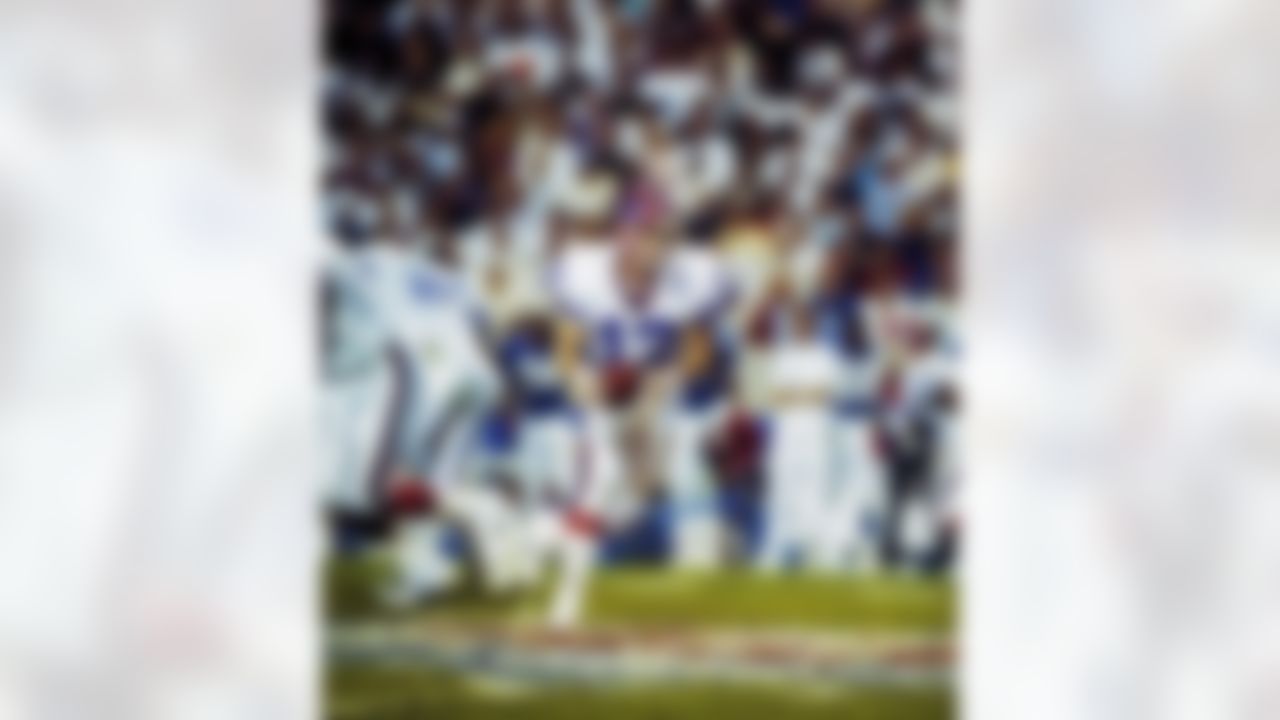 Hall of Fame quarterback Jim Kelly (12) of the Buffalo Bills looks to handoff during the Bills 20-19 loss to the New York Giants in Super Bowl XXV at Tampa Stadium in Tampa, FL on January 27, 1991. (National Football League)