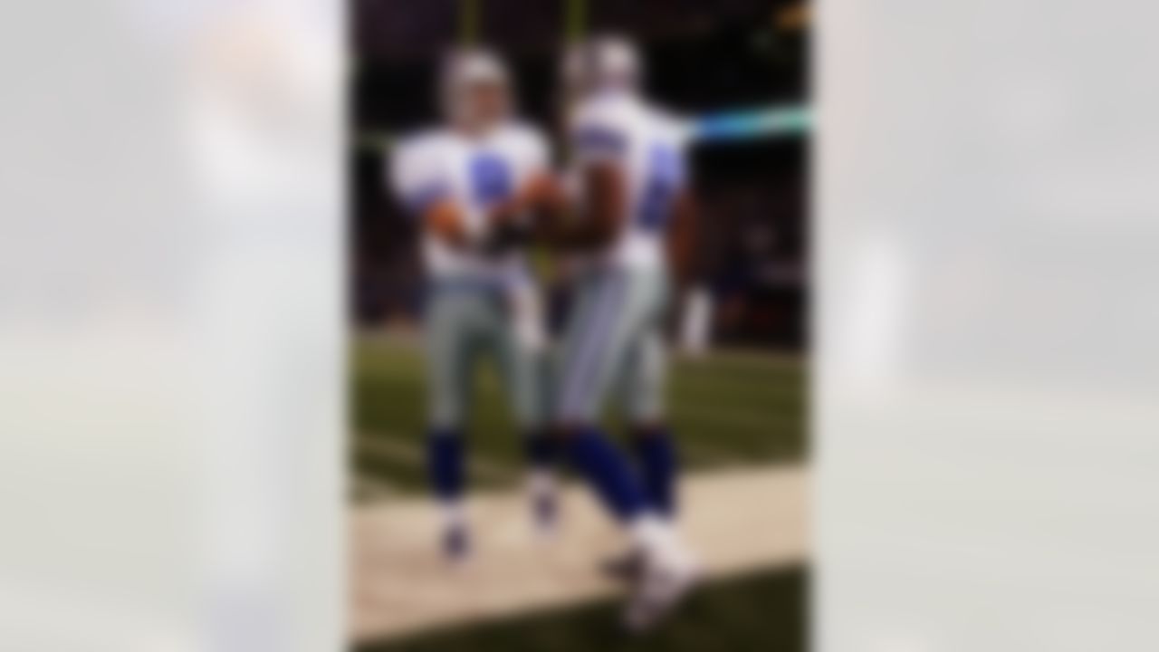 EAST RUTHERFORD, NJ - NOVEMBER 11: Terrell Owens #81 of the Dallas Cowboys celebrates with Tony Romo #9 after scoring his second touchdown in the fourth quarter against the New York Giants during their game on November 11, 2007 at Giants Stadium in East Rutherford, New Jersey. (Photo by Al Bello/Getty Images)