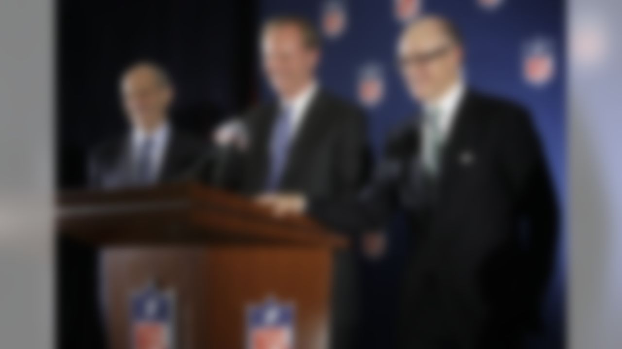 New York Giants co-owners Jonathan Tisch, left, and John Mara, center, and New York Jets owner Woody Johnson, right, smile during a news conference after the NFL announced that the new Meadowlands Stadium will be the site of the 2014 Super Bowl football game, Tuesday, May 25, 2010, in Irving, Texas. (AP Photo/Tony Gutierrez)