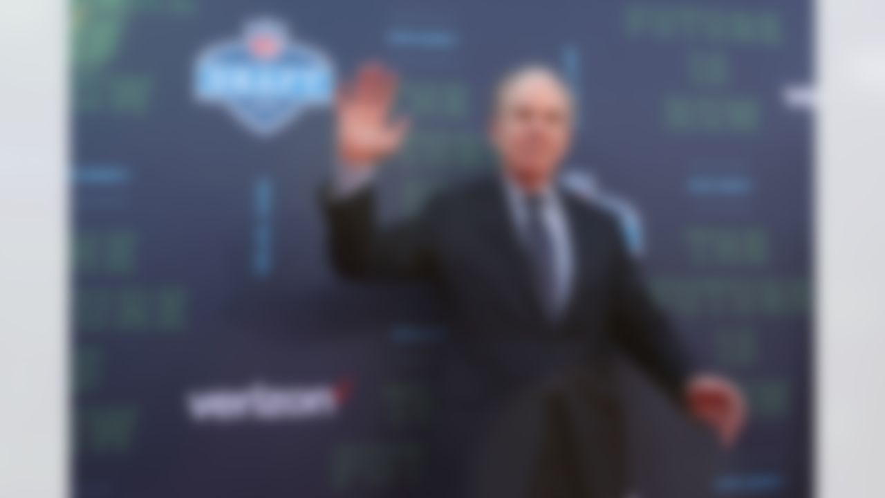 Former Dallas Cowboy and Hall of Famer Roger Stabuach waves to the crowd.