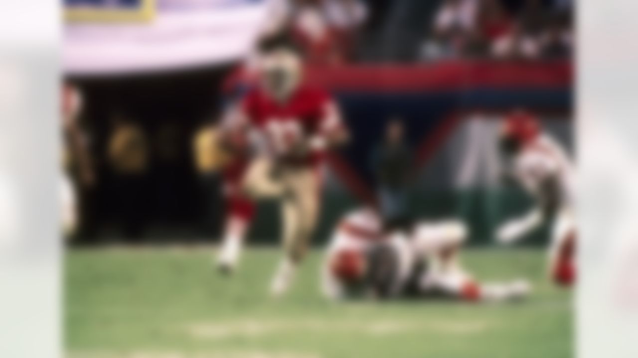 San Francisco 49ers running back Roger Craig (33) runs by a pair of defenders during Super Bowl XXIII, a 20 - 16 victory over the Cincinnati Bengals on January 22, 1989, at Joe Robbie Stadium in Miami, Florida. (AP Photo/Al Messerschmidt)