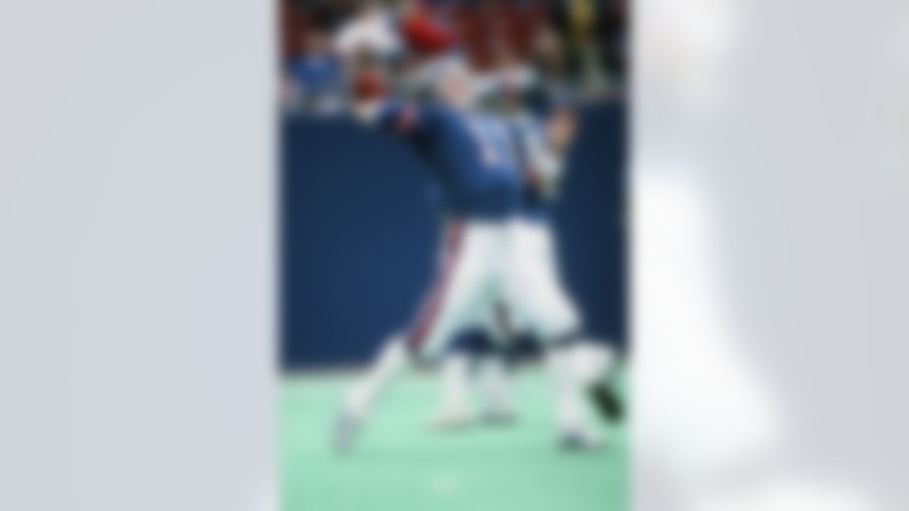 New York Giants quarterback Phil Simms (11) throws a deep pass during the NFL football game against the Denver Broncos on November 23, 1986 in East Rutherford, New Jersey. The Giants won the game 19-16. (AP Photo/Paul Spinelli)