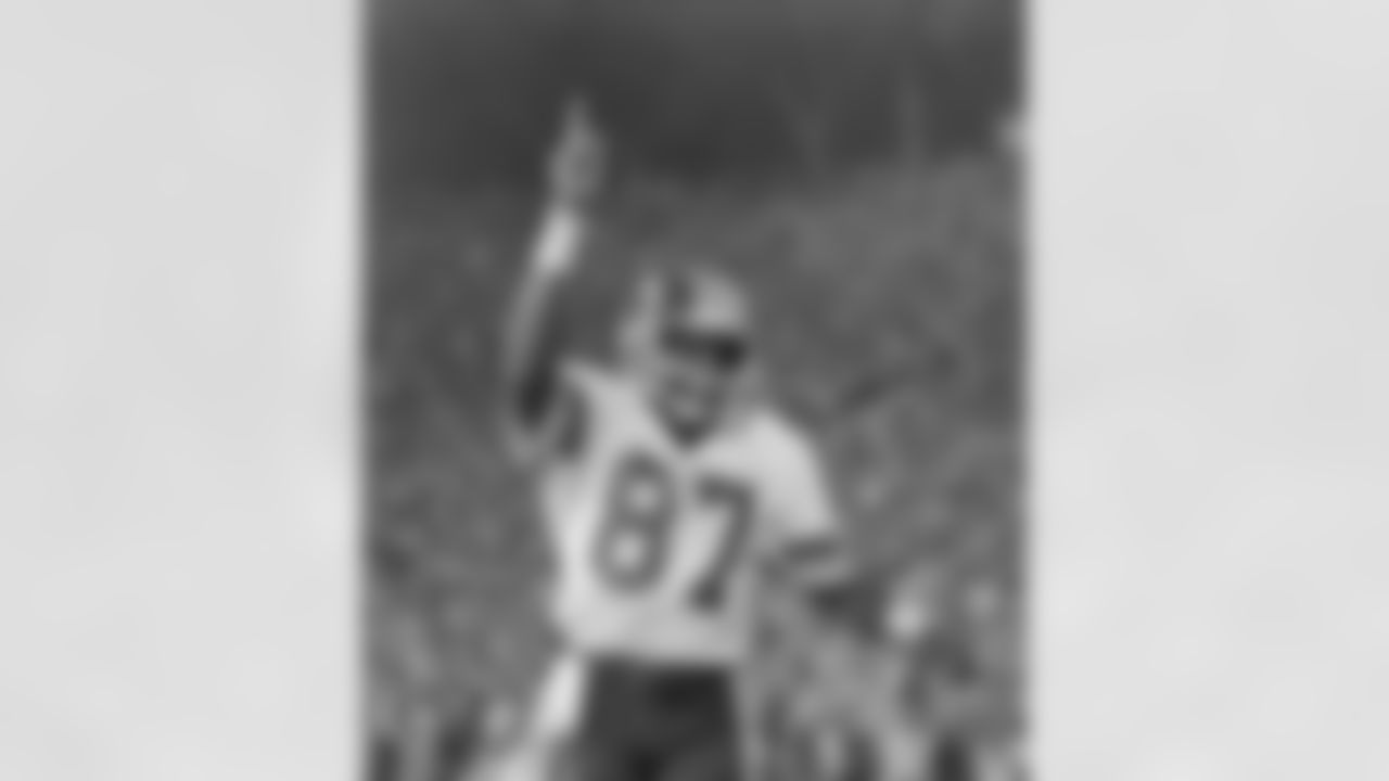 Washington Redskins wide receiver Charlie Brown (87) tells the world his team is No.1 following the Redskins 27-17 in Super Bowl XVII victory over the Miami Dolphins at the Rose Bowl in Pasadena, CA January 30, 1983. (Associated Press)