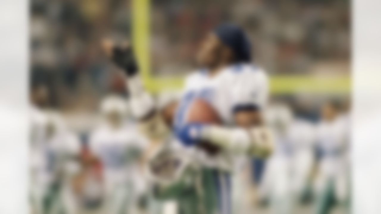 Dallas Cowboys safety James Washington blows a kiss to the crowd after intercepting a Jim Kelly pass in the fourth quarter of Super Bowl XXVIII in Atlanta, Jan, 30, 1994. The cowboys defeated the Buffalo Bills, 30-13, in a rematch of last year's Super Bowl. (AP Photo/Eric Risberg)