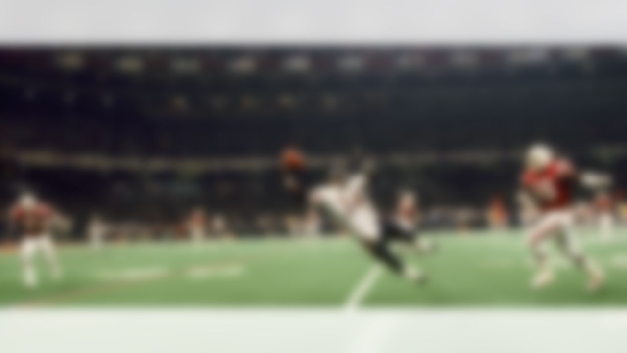 Chicago Bears running back Walter Payton dives for an incomplete pass during Super Bowl XX, a 46-10 victory over the New England Patriots on January 26, 1986, at the Louisiana Superdome in New Orleans, LA. (AP Photo/Al Messerschmidt)