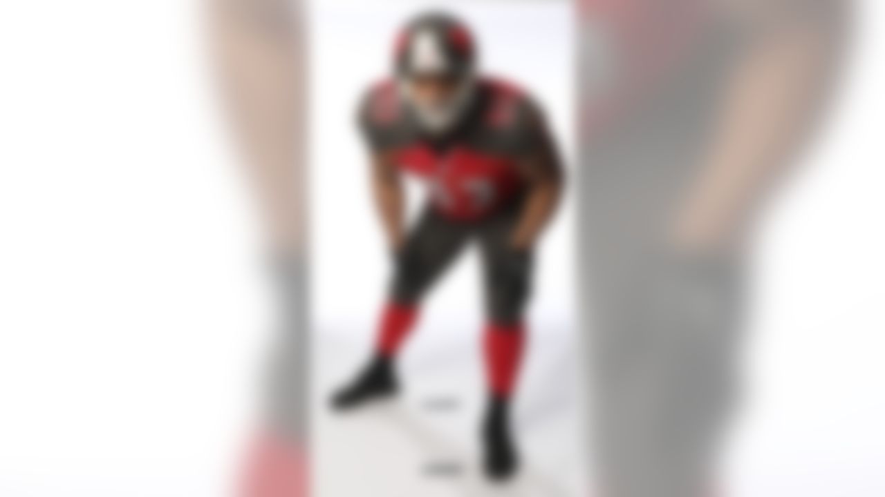 Los Angeles Rams: Ndamukong Suh wears team gloves in Bucs photo